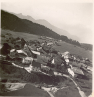 Dorf Adnet im Herbst 1955 von Kirchenwand